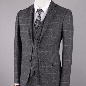 Fato masculino de três peças, casaco ajustado, colete, calças afuniladas, cinza, em um padrão grande de xadrez branco, Estilo clássico para homens jovens e elegantes.