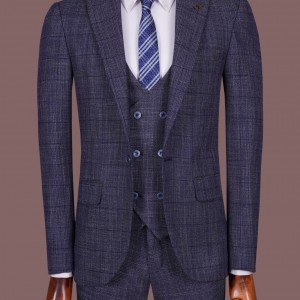 Moderne jeugdige klassieke drie-delige pak in diepblauw, Italiaanse stijl, in een subtiel merkbaar geruit patroon.