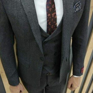  Klasyczny trzyczęściowy garnitur męski o szarej fakturze z dodatkiem elastanu, rozmiar 48