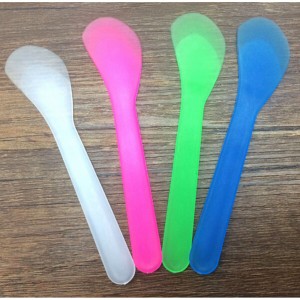  Medium plastic spatula for wax and beauty masks. Rigid plastic.15*2.5 cm
