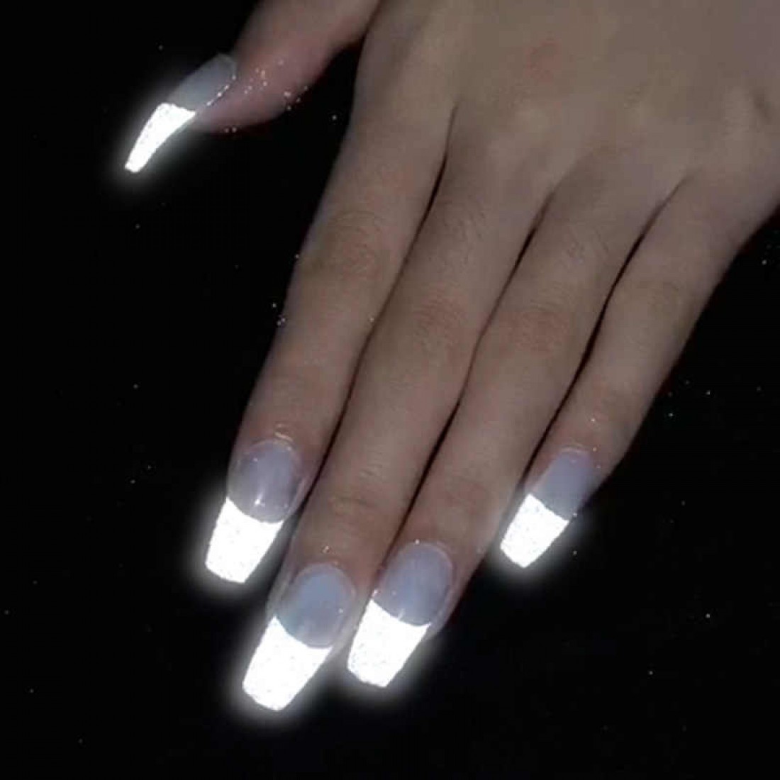 Светоотражающие ногти черные
