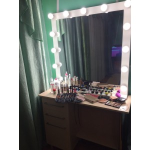 Grote make-up spiegel met gloeilampen
