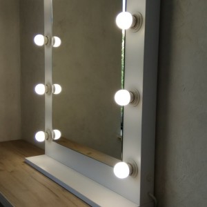 Small mirror with light bulbs