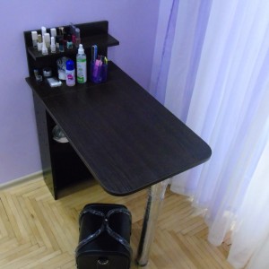 Mesa para manicura, plegable, con estantes, negra.