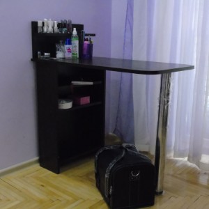 Mesa para manicura, plegable, con estantes, negra.