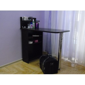 Mesa para manicura, plegable, con estantes, negra.