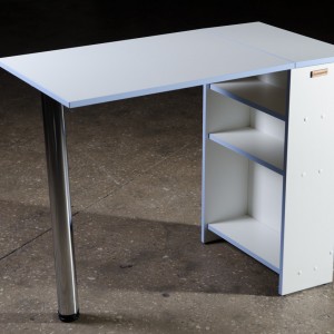  Table de manucure, pliante, blanche avec un bord bleu.