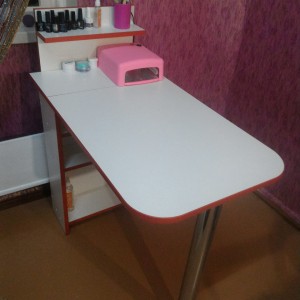 Mesa de manicura con estante, blanca con borde rojo