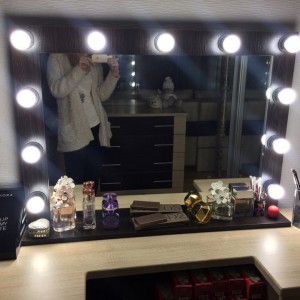  Miroir de couleur wengé, avec des ampoules et une étagère
