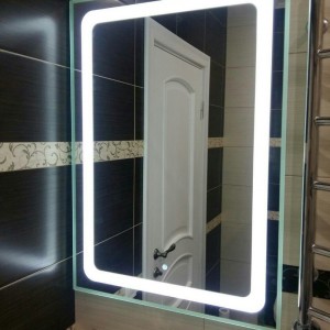 Miroir avec lumière glacée. Miroir de salle de bain glace