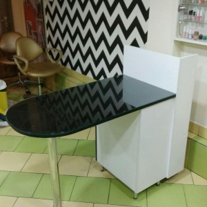  Table de manucure avec plateau en verre