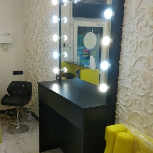 Lugar de trabajo de maquillador / peluquero. espejo con luces