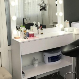  Table avec un miroir dans un salon de beauté