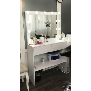  Mesa con espejo en un salón de belleza