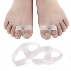 Protector for the toes with a toe separator thumb